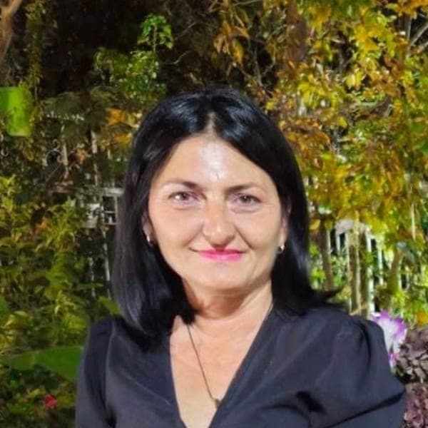 Петя Соколова в кабинета си